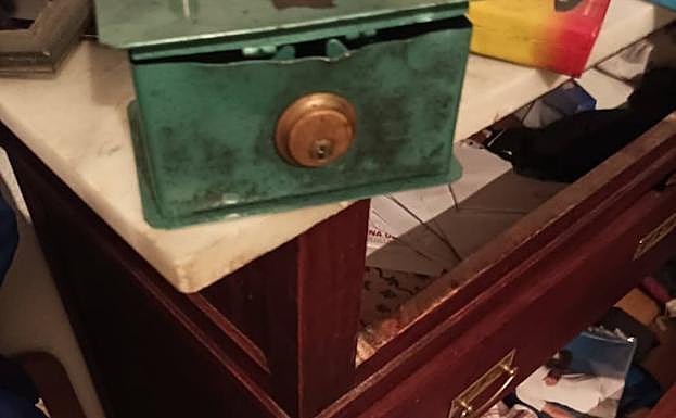 Así dejaron los cacos una de las habitaciones de una de las viviendas asaltadas.