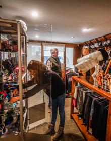 Imagen secundaria 2 - El nuevo telesilla Emile Allais, en pruebas. Los nuevos cañones de nieve, preparados. Los comerciantes se afanan para abrir el sábado.