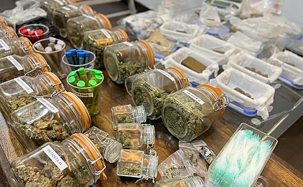 Clausuran un club de cannabis en la calle Arabial y detienen a tres personas