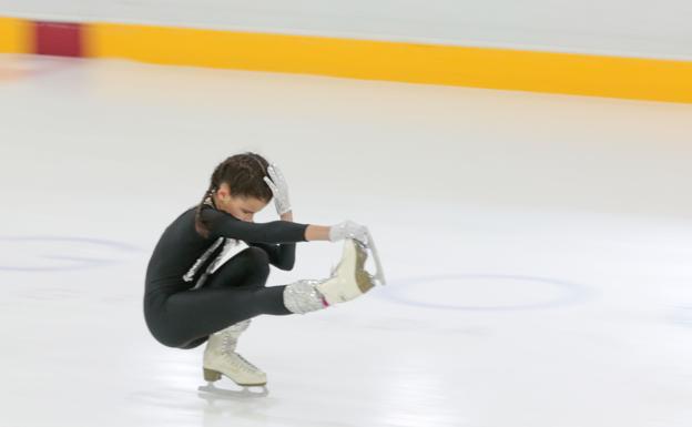 Una niña patina sobre hielo en Granada.