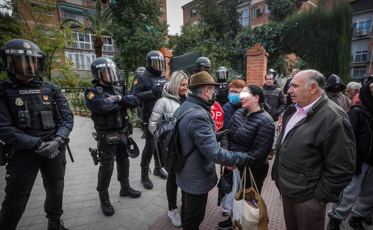 La desahuciada habla con miembros de Stop Desahucios.
