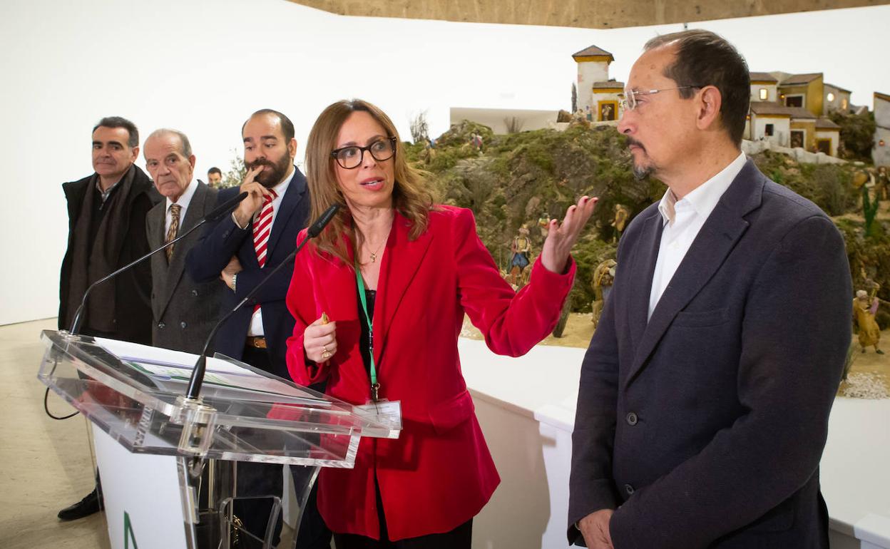 Rocío Díaz, durante la presentación esta mañana de la exposición de barros granadinos. 