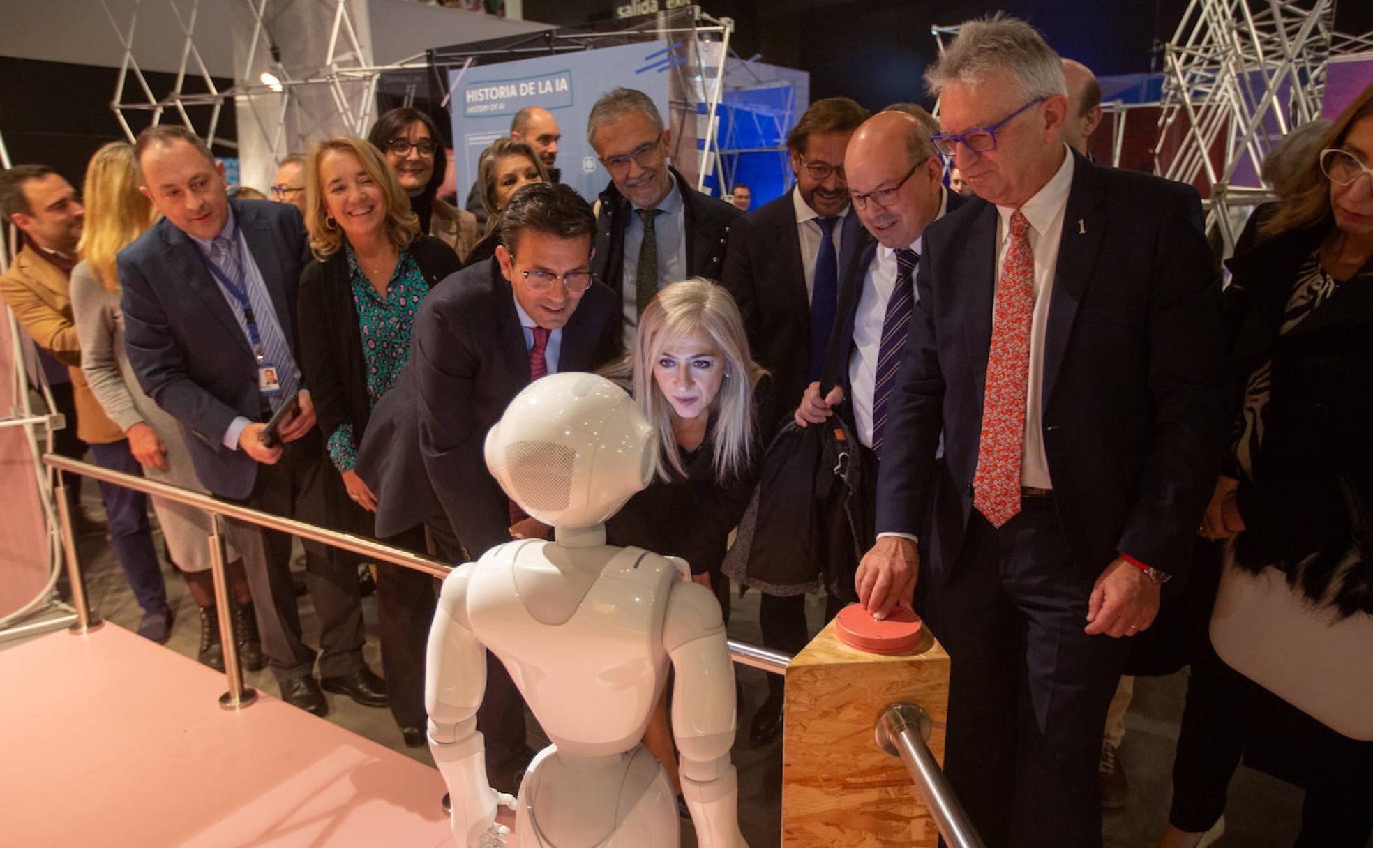 Paco Cuenca y Patricia del Pozo charlan con una inteligencia artificial, en el Parque de las Ciencias. 