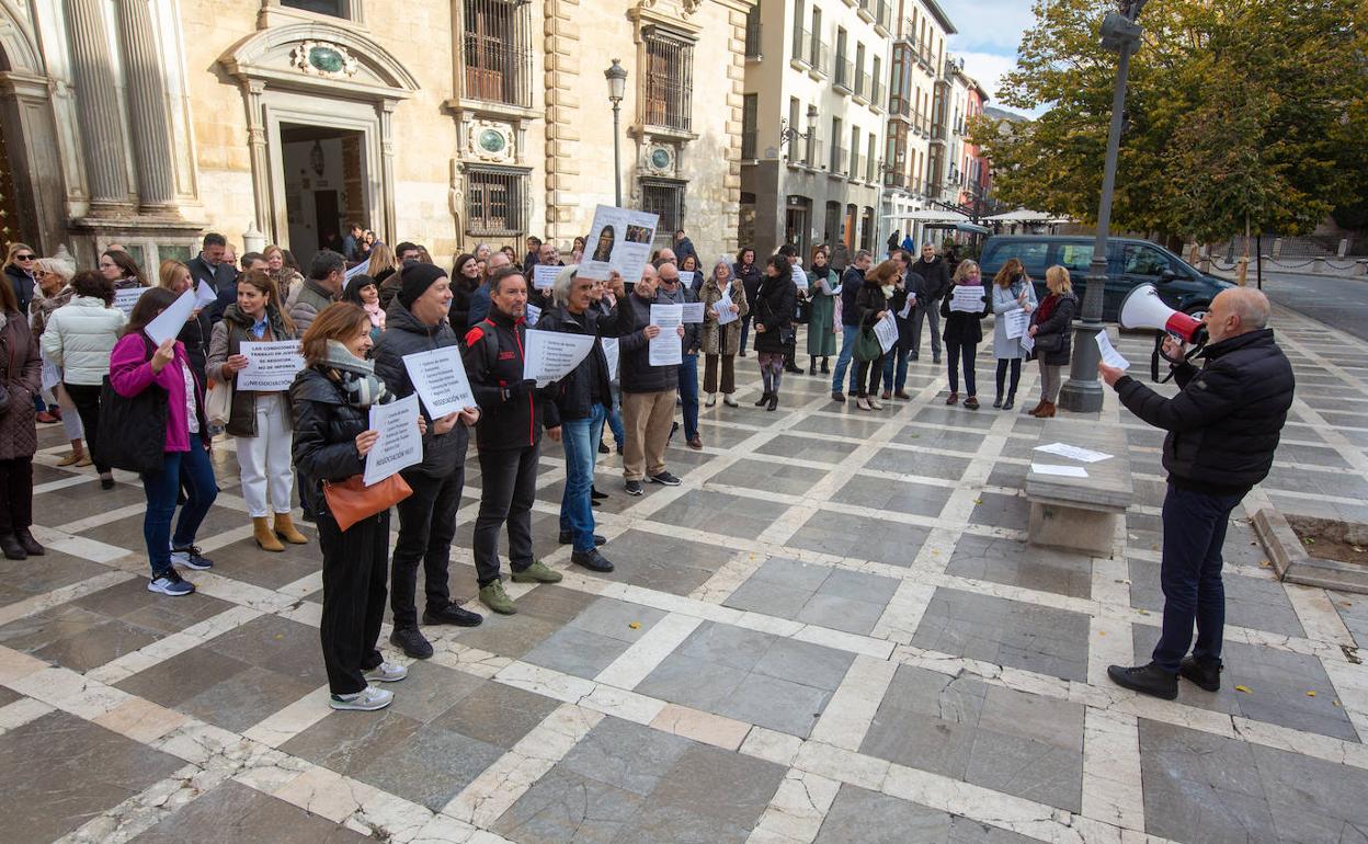 Un momento del acto que se ha desarrollado este viernes en Plaza Nueva, frente a la Real Chancillería. 