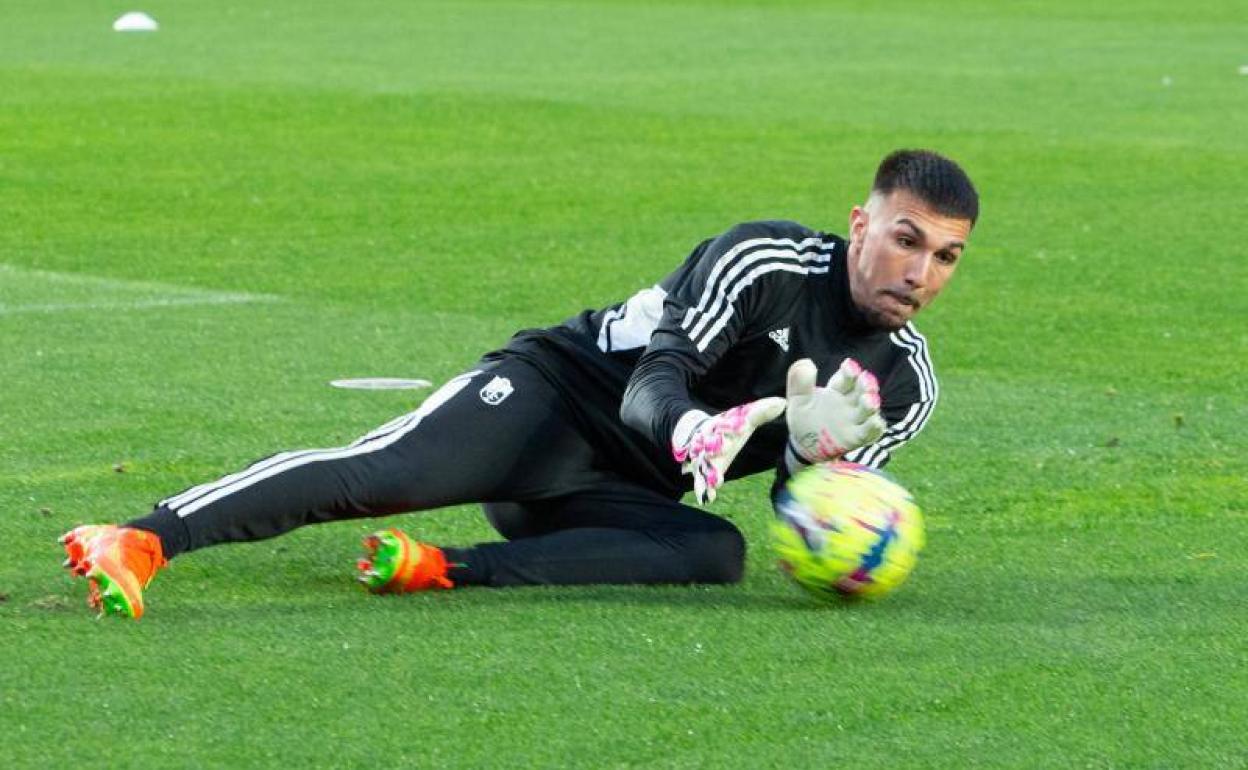 Adri López, durante el entrenamiento de este jueves en Los Cármenes. 