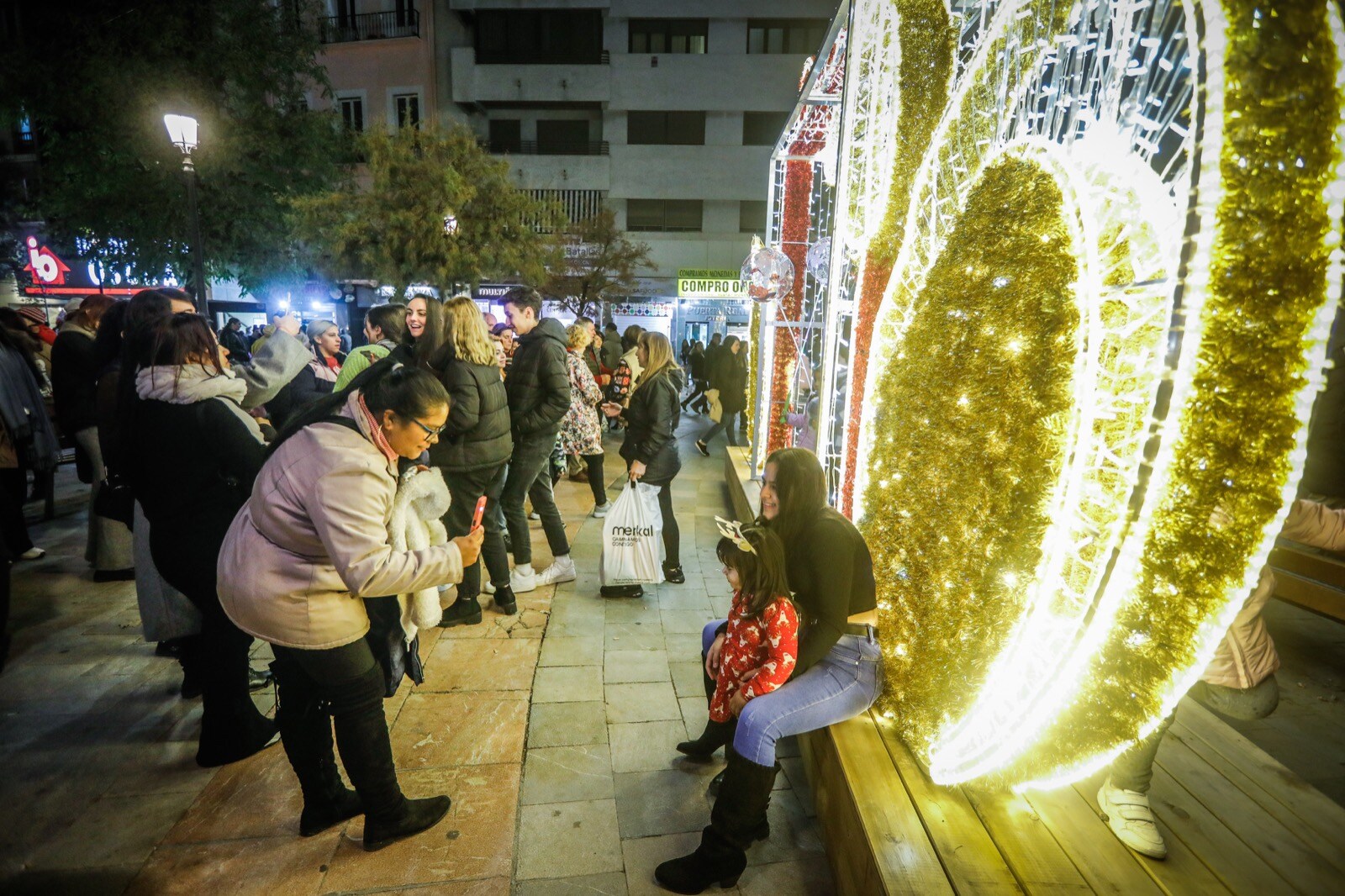 Los granadinos abarrotan el Centro en el encendido del alumbrado.