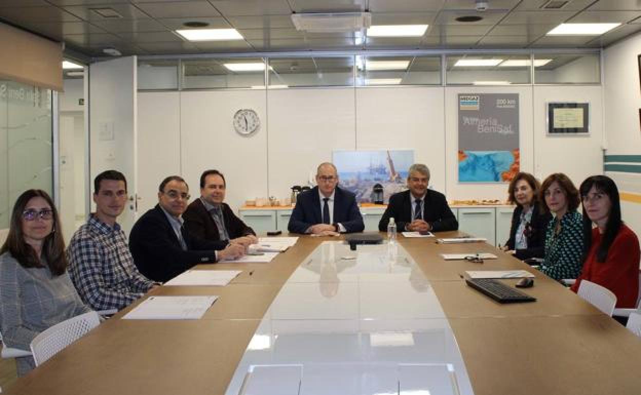 Foto de familia al inicio de la reunión entre representantes de la UALy de la empresa MEDGAZ mantenida en las instalaciones del Puerto. 