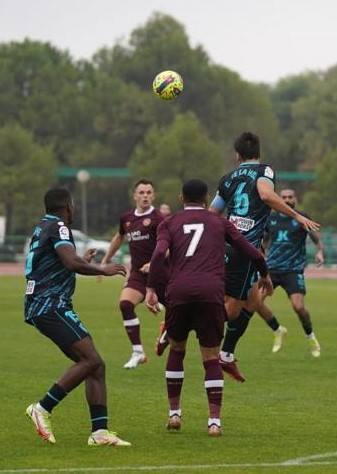 El amistoso se suspendió antes del descanso por una tángana entre los jugadores de ambos equipos.