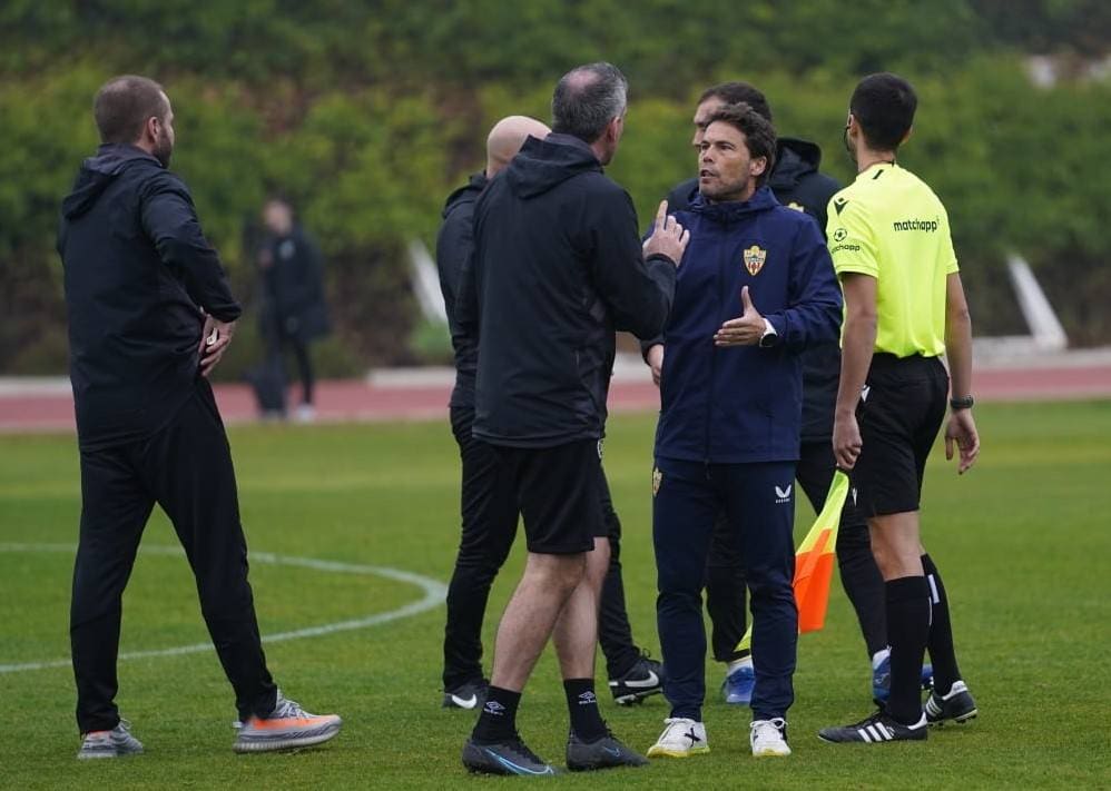 El amistoso se suspendió antes del descanso por una tángana entre los jugadores de ambos equipos.