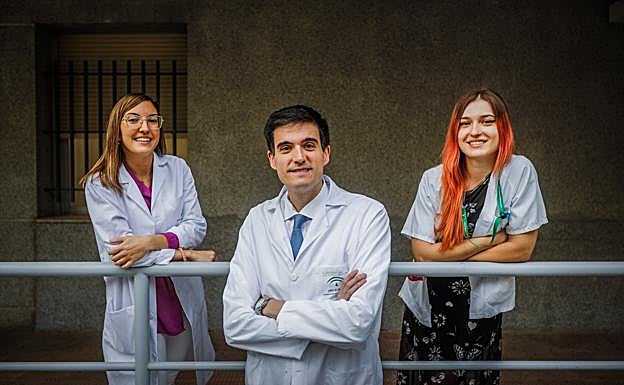 Trinidad y Sofía posan junto a Salvador Arias, jefe del servicio de Dermatología del Virgen de las Nieves.