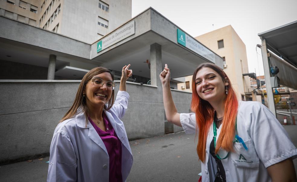 Trinidad y Sofía, mejores MIR de cuarto y primer año respectivamente, posan a las puertas del hospital.