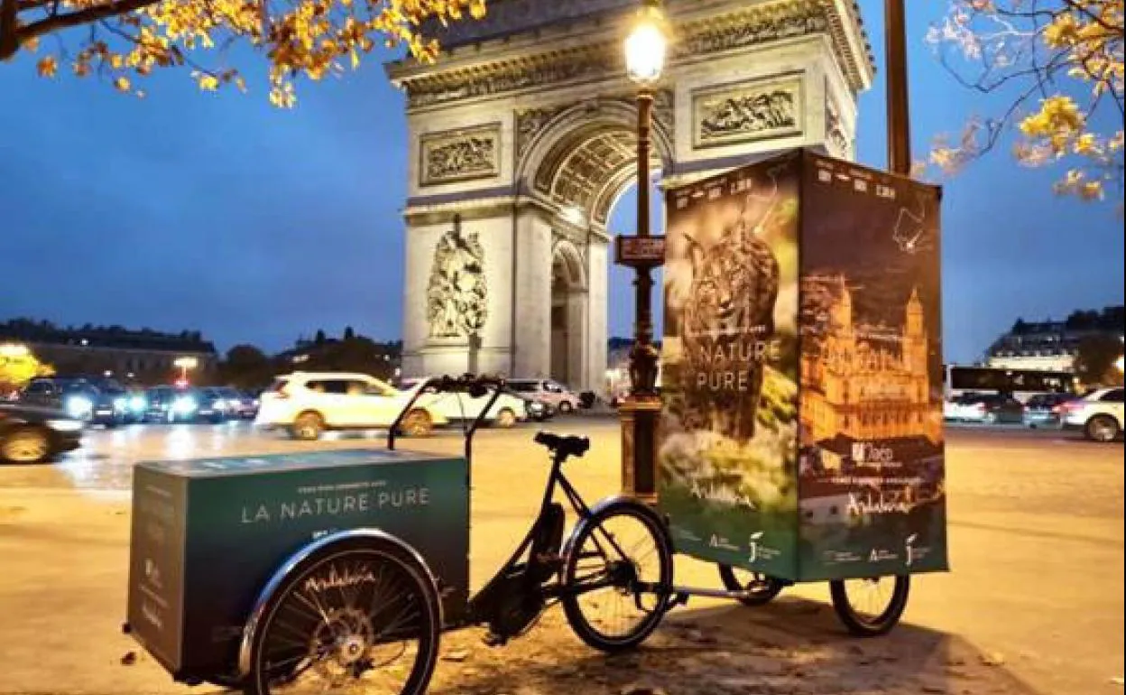 Bicicleta promocional de la provincia frente al Arco del Triunfo, en París. 