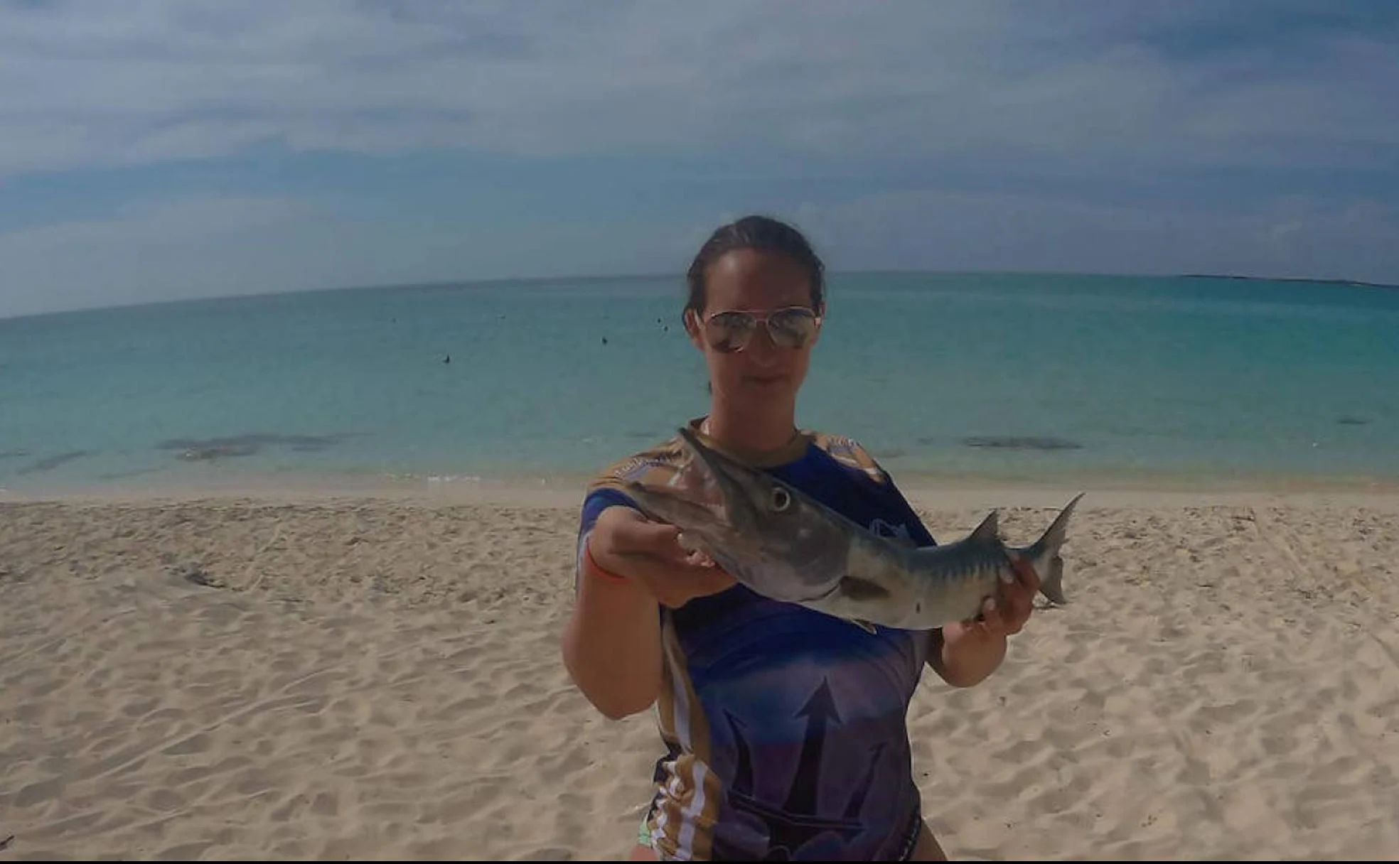 Aída Rivas, con una barracuda pescada en aguas de Cuba. A la derecha en sus tres facetas como empresaria en la puerta de su negocio, campeona de pesca y madre. 