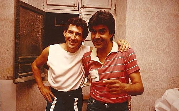Imagen principal - Miguel Ríos y Fernando Miranda, durante la gira 'La noche roja'. Primeros conciertos. Una noche en el Radar, con Juanito El Fotógrafo, Agustín de Los Ángeles y Miranda.