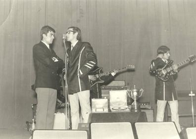 Imagen secundaria 1 - Miguel Ríos y Fernando Miranda, durante la gira 'La noche roja'. Primeros conciertos. Una noche en el Radar, con Juanito El Fotógrafo, Agustín de Los Ángeles y Miranda.