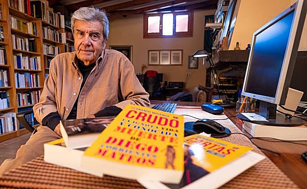 Miranda, con su novela, en el despacho de casa. 