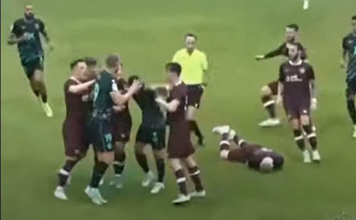 Un momento de la pelea entre jugadores de ambos equipos. 