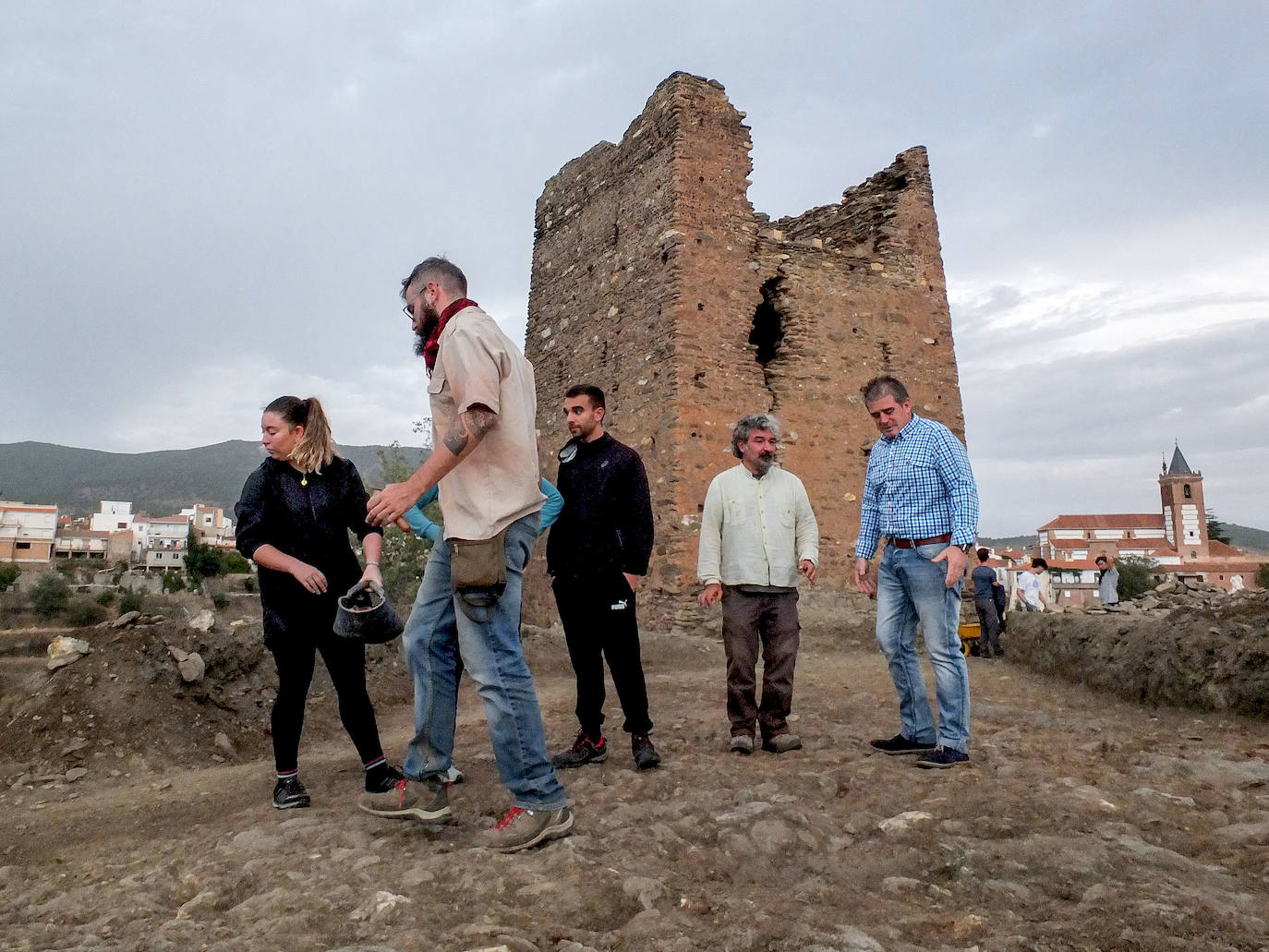 Miembros de la Universidad de Granada ante la Torre Alcázar durante el estudio que realizaron. 