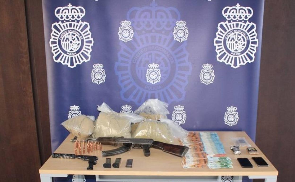 Armas y droga incautada en la operación Romina. 