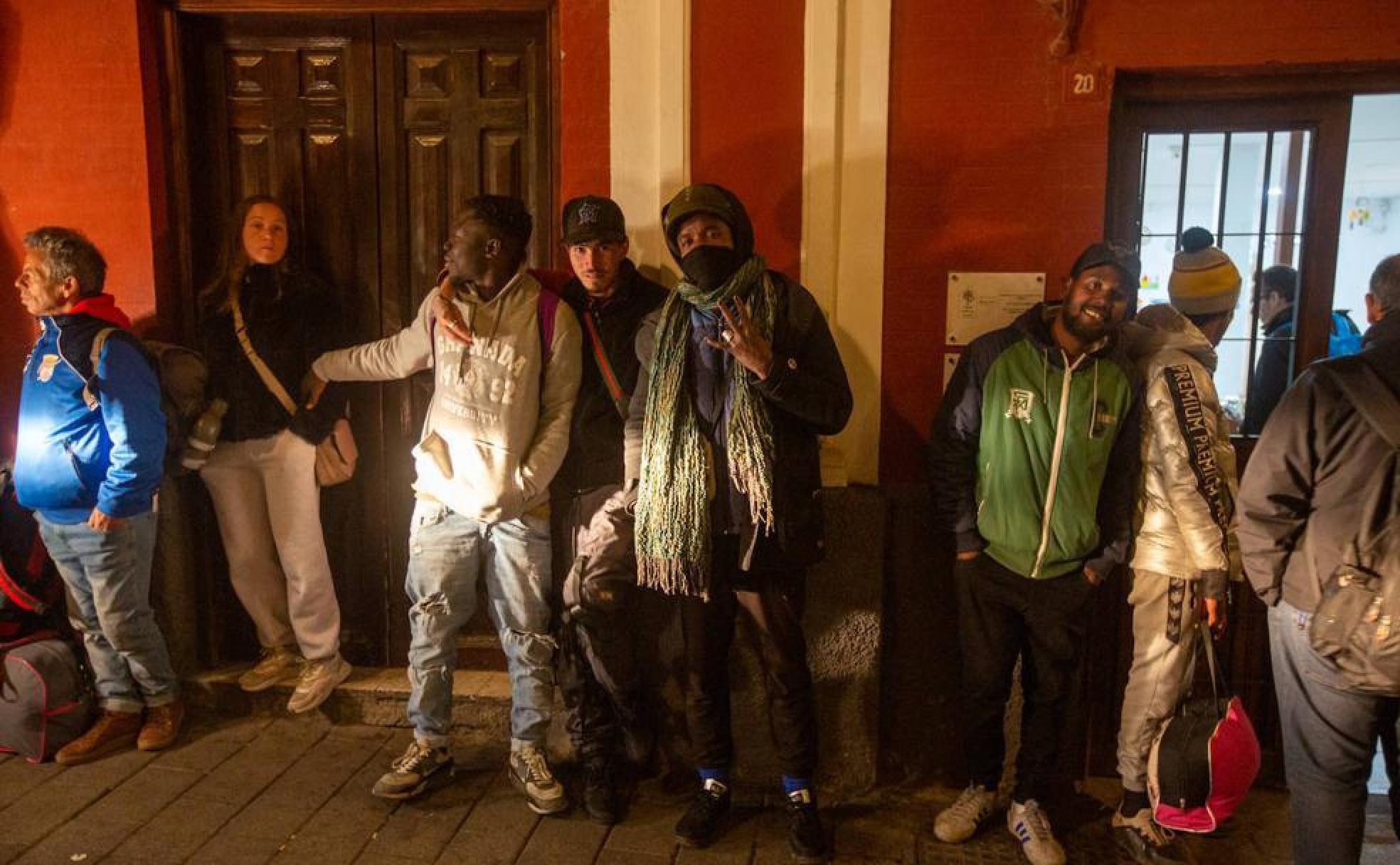 Las personas sin hogar esperan para entrar en el refugio a las ocho de la tarde..