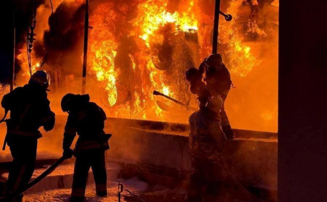 Bomberos trabajan para sofocar las llamas tras un bombardeo ruso en Odesa.