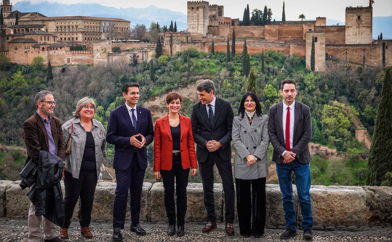 En el centro, la ministra portavoz, Isabel Rodríguez, acompañada de representantes granadinos durante una visita en abril.