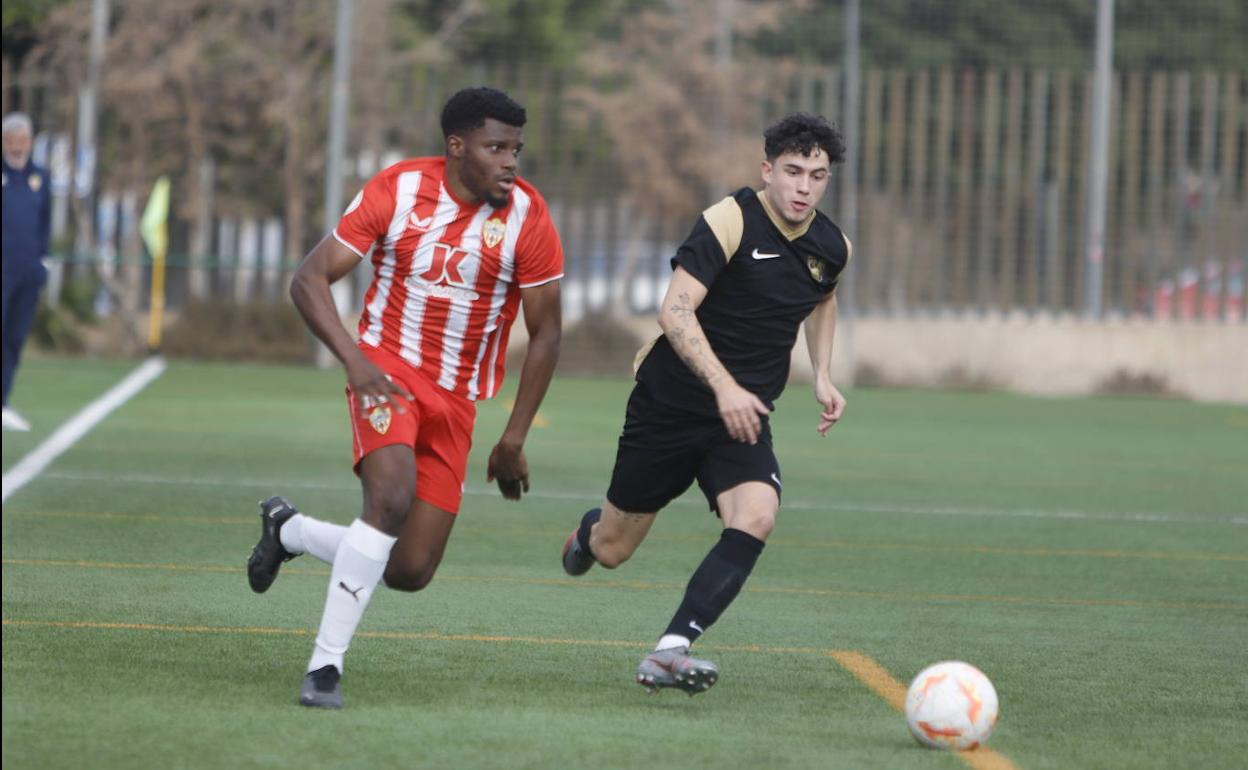 El motrileño Hornedo se las ve con el almeriense Ramazani.