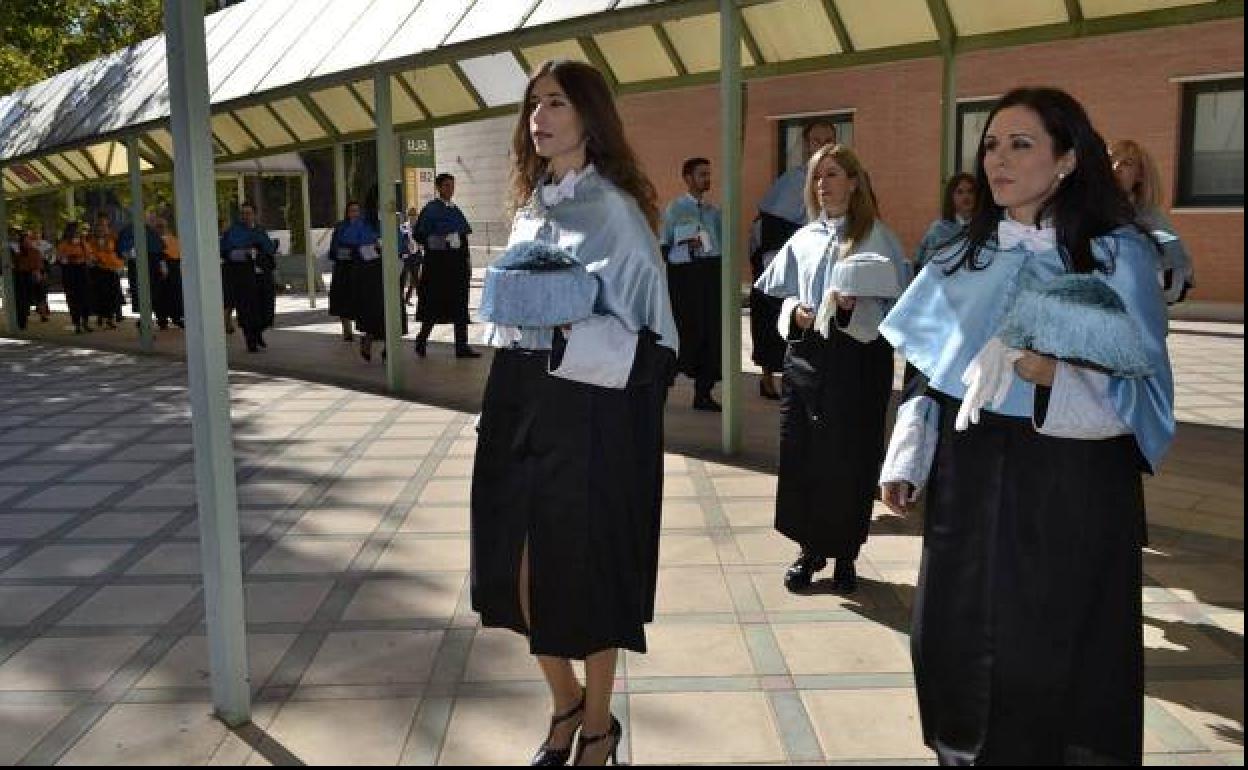 Desfile de los académicos por el campus de la UJA durante la inauguración del actual curso. 