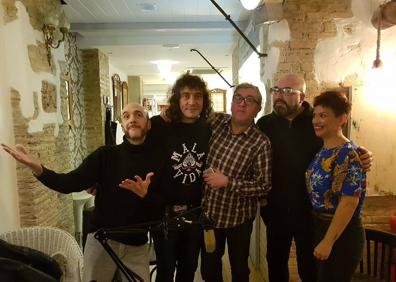 Imagen secundaria 1 - Fotos recogidas del muro de Facebook de Jokin, en las que aparece con sus numerosos amigos, como Paco Chica, Mauri La Estrella, Mamen Gallardo, Sara Múñoz, Josemi Lanuit, Paco Burgos, Olivia María González o Chus Linares.