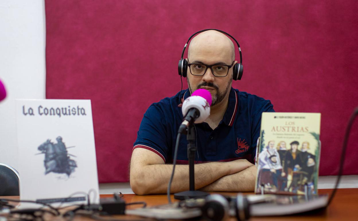 David Nievas, en el estudio de Granada FM donde graba el podcast 'La conquista'. 