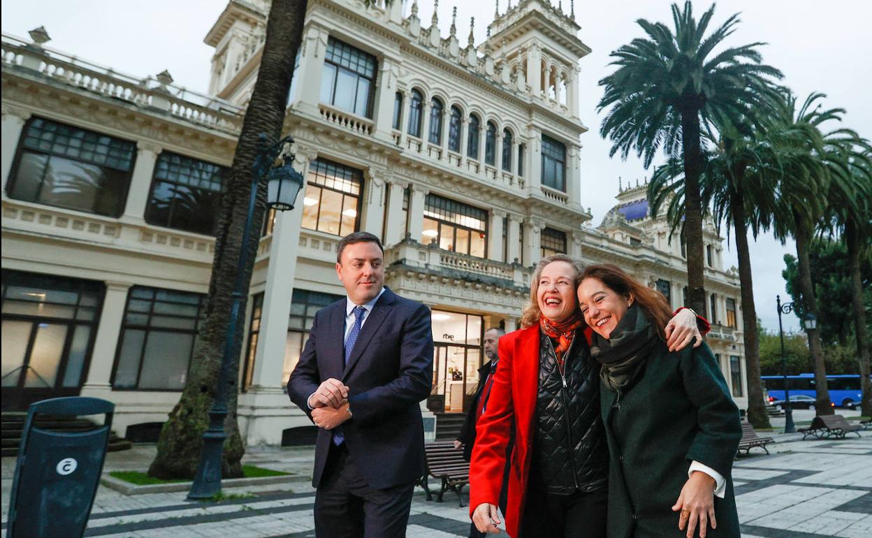 La vicepresidenta Nadia Calviño (c), junto a la alcaldesa de la ciudad, Inés Rey, y el presidente de la Diputación, Valentín González Formoso, conversan ante la futura sede de la Agencia de Supervisión de la Inteligencia Artificial (Aesia), ayer en La Coruña. 