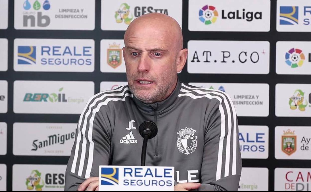 Julián Calero, durante su comparecencia previa a visitar Los Cármenes. 