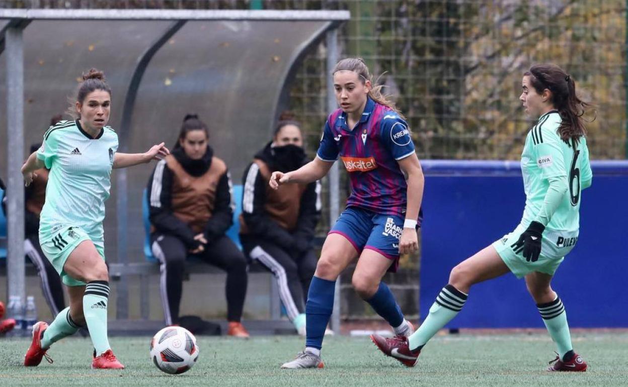 Gaste y Alicia salen al paso de una jugadora local. 