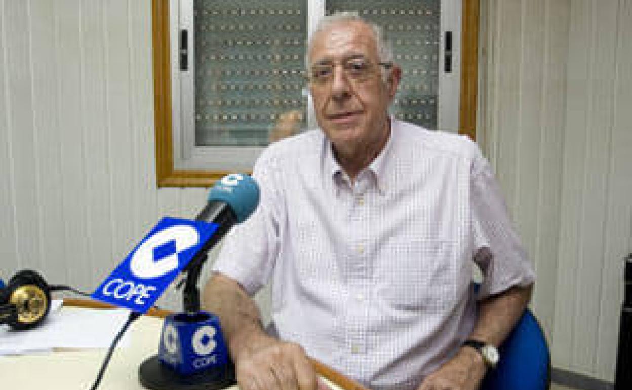 El desaparecido Luis Criado en los estudios de Cope Almería en la calle Padre Luque. 