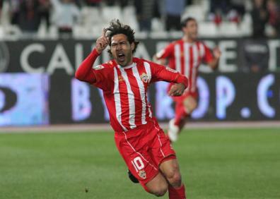 Imagen secundaria 1 - Arriba, José Ortiz Bernal el día de su despedida, acompañado de familiares, amigos y aficionados. Abajo, a la izquierda, la emotiva celebración de su único gol en Primera, dedidado a su madre, fallecida meses antes. A la derecha, el día de su reconocimiento como centenario. 