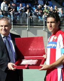 Imagen secundaria 2 - Arriba, José Ortiz Bernal el día de su despedida, acompañado de familiares, amigos y aficionados. Abajo, a la izquierda, la emotiva celebración de su único gol en Primera, dedidado a su madre, fallecida meses antes. A la derecha, el día de su reconocimiento como centenario. 