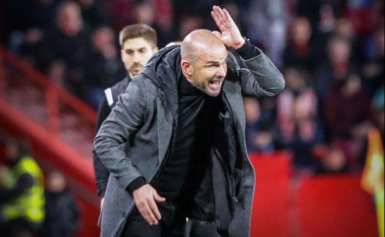 Paco López pide a sus futbolistas que vayan hacia adelante. 