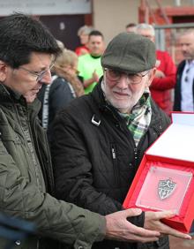 Imagen secundaria 2 - Arriba, María del Mar Vázquez, alcadesa de Almería, comunica la concesión del Escudo de Oro de Almería a Felipe Ortiz. Abajo, a la izquierda, Gualda entrega una plaza en presencia de Ortiz Bernal, y a la derecha Juanjo Moreno reconoce la labor de Felipe. 