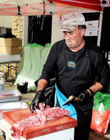 Imagen secundaria 2 - Centenares de personas celebran en Pórtugos la I Fiesta de la Matanza y Recuperación de Tradiciones