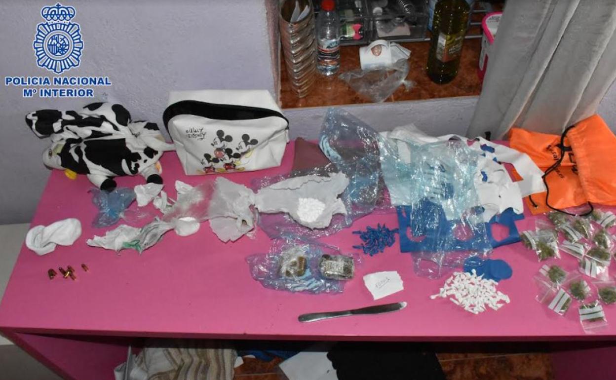 Material incautada en una de las viviendas. 