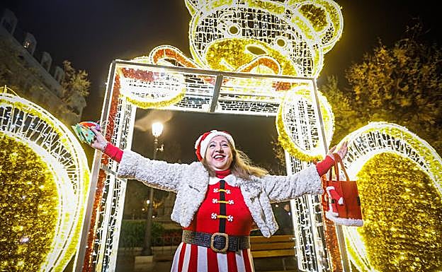 La Navidad en Granada, más luminosa con la Mamá Noel de España.