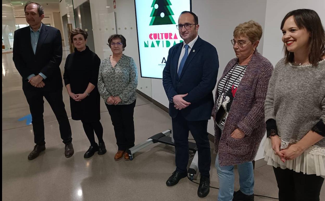 José Ayala, acompañado por otros miembros de la delegación, presenta la programación navideña. 