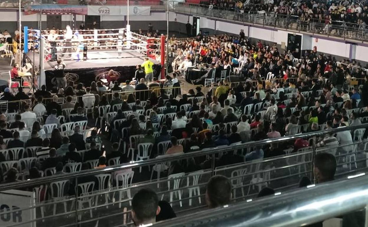 El Pabellón de la Ciudad Deportiva se llenó para una gran velada. 