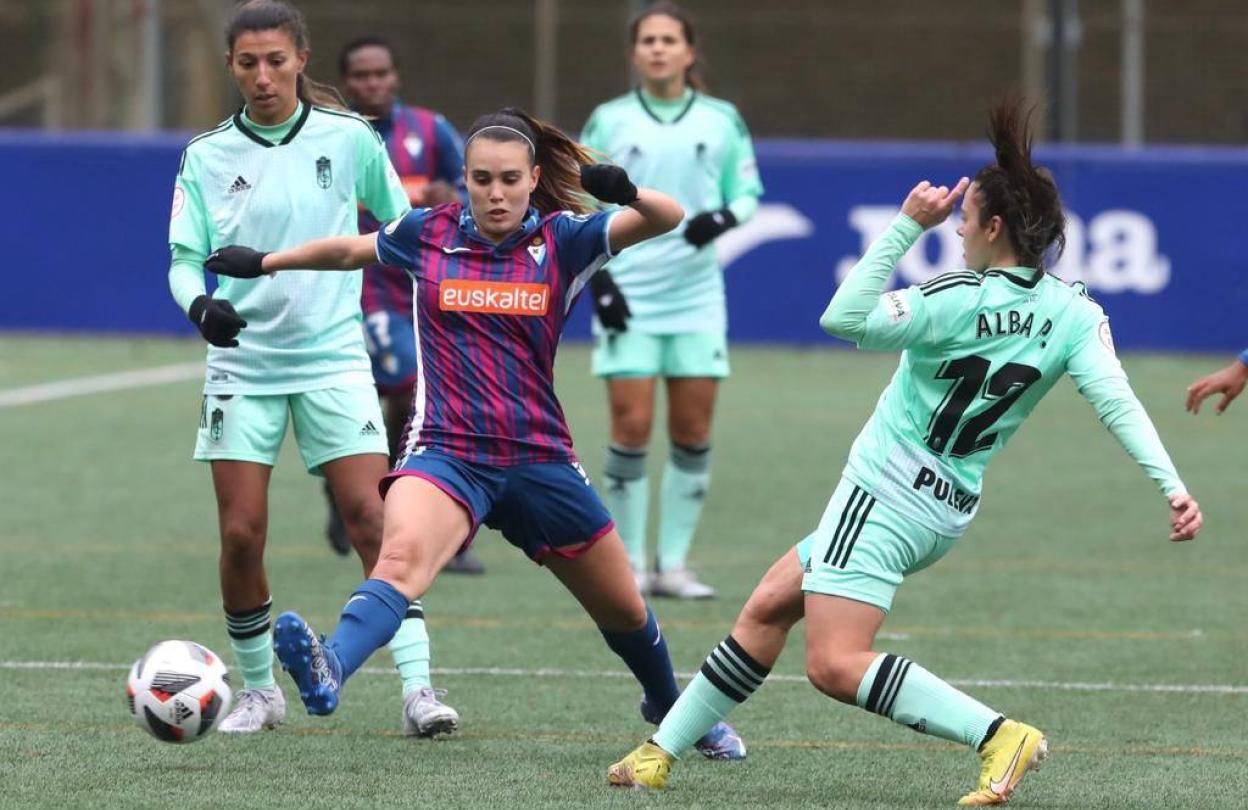 Lance del partido entre el Eibar y el Granada. 