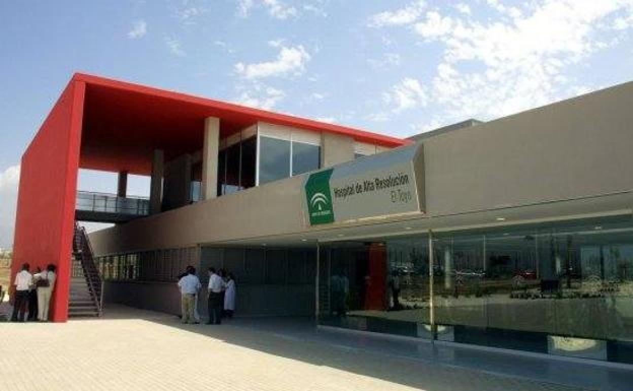 Los padres de la bebé acudieron al Hospital de El Toyo tras detectar que se encontraba mal. 