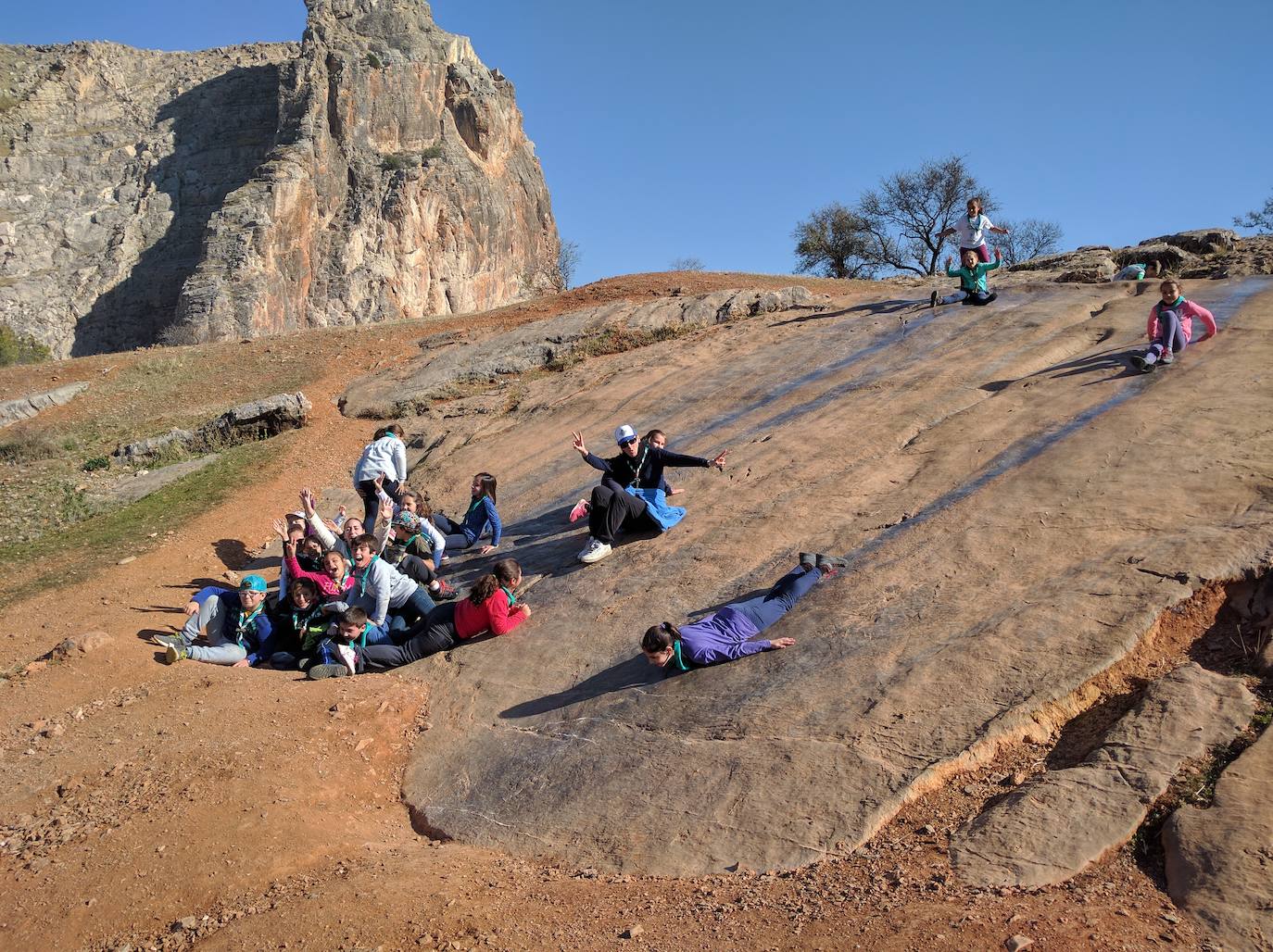 El grupo Scout Católico Santa Ana de Atarfe disfruta de una jornada en los Caballitos del Rey. 