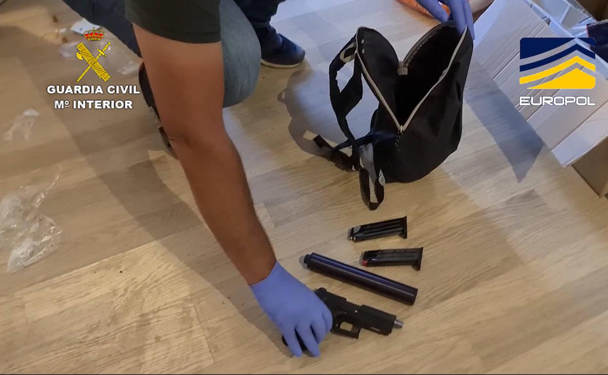 Una de las armas incautadas al clan de 'El Bigotes'.