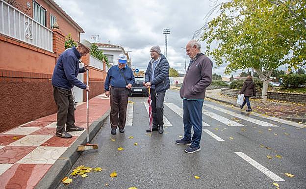 Antonio Jiménez, uno de los vecinos, barre su acera todos los días. 