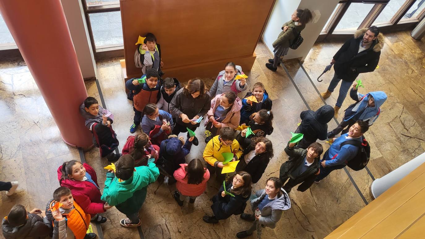 Alumando asistente al espectáculo en el Teatro Darymelia. 