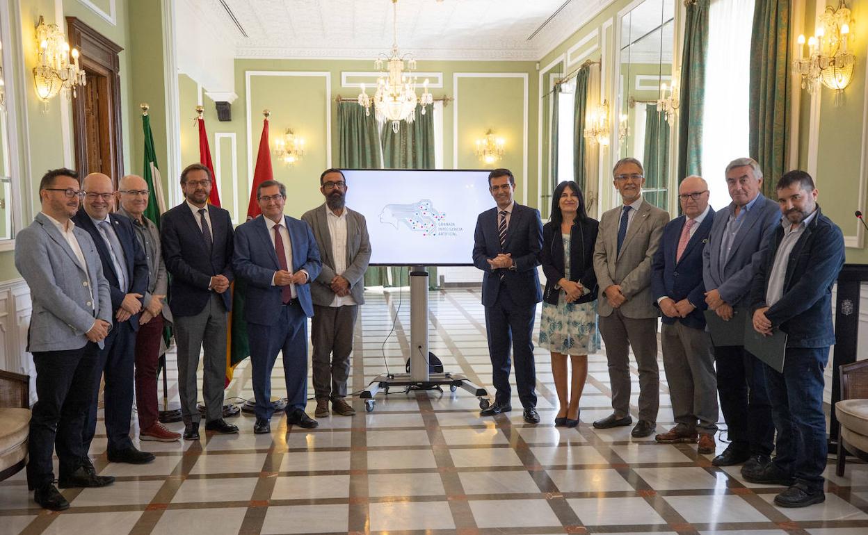 Representantes institucionales, durante la presentación del logotipo de la candidatura.